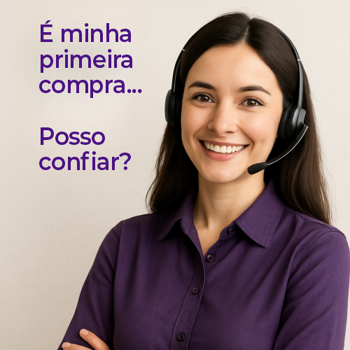 Atendente sorrindo observando